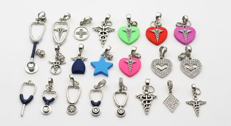 Charm-uri personalizate pentru stetoscop — modele, materiale, prețuri